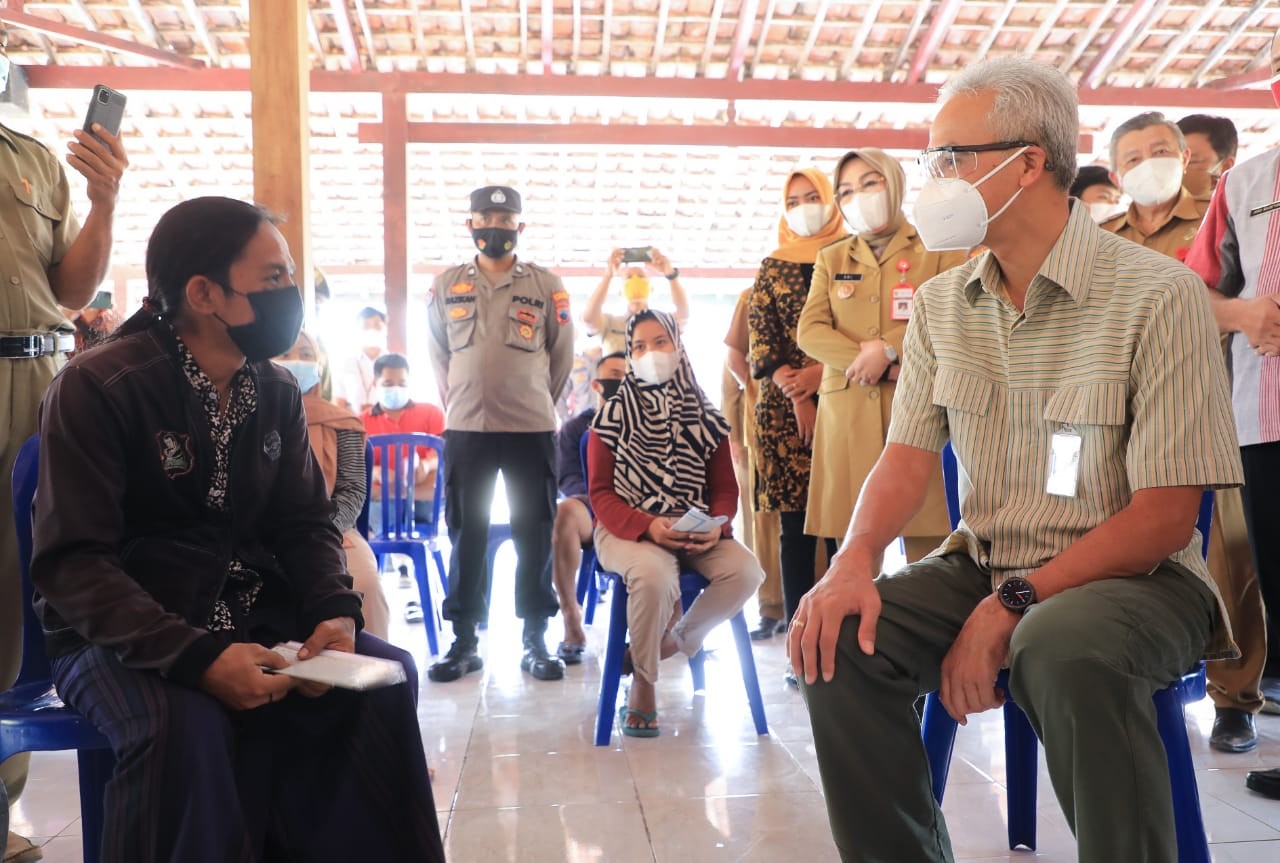 Gubernur Jawa Tengah, Ganjar Pranowo berdialog dengan salah satu warga penerima BST. (Foto: Istimewa)