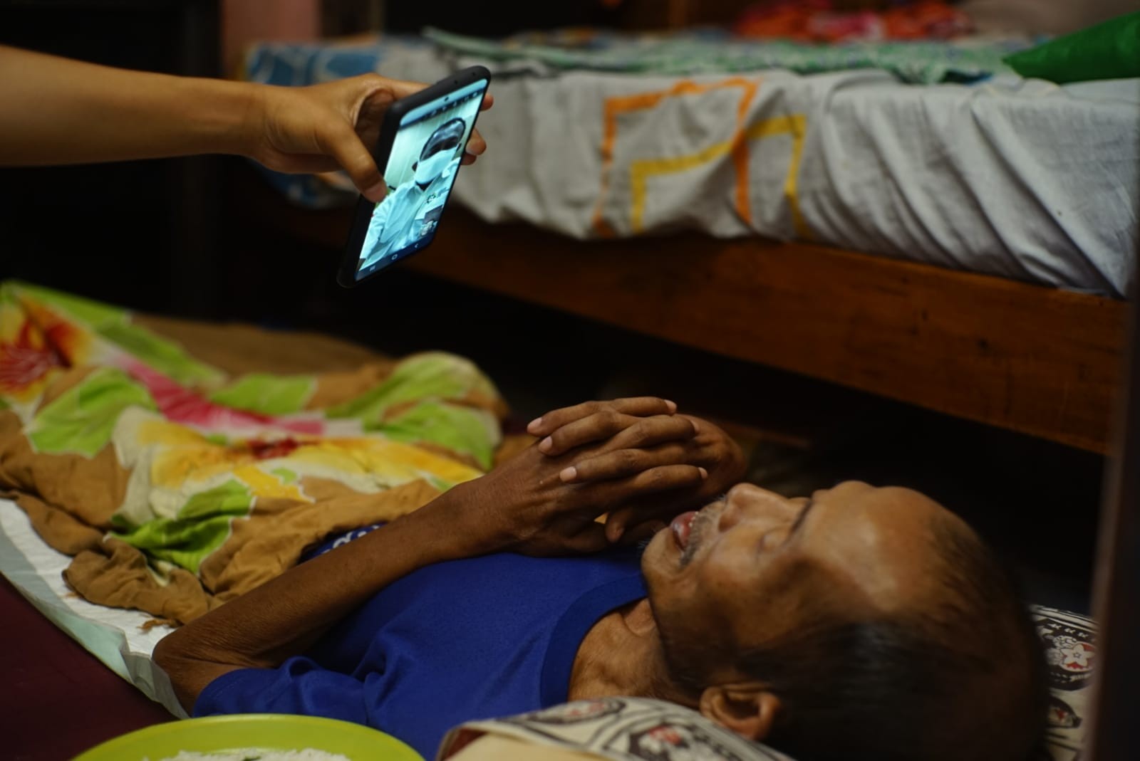 Armuji ketika video call dengan salah satu warga Surabaya yang mengidap stroke. (Foto: Tim Armuji untuk Ngopibareng.id)