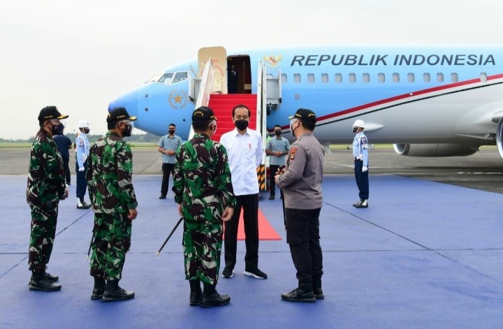 Presiden Jokowi pose di depan pesawat Kepresidenan RI berwarna paduan biru dan putih. (Foto: Istimewa)