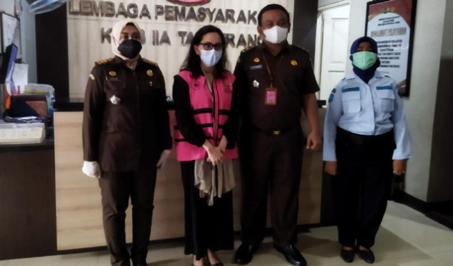 Mantan jaksa Pinangki Sirna Malasari tak mengenakan hijab saat dieksekusi tim Kejaksaan Negeri Jakarta Pusat (Kejari Jakpus) ke LP Kelas II-A Tangerang. (Foto: Istimewa)