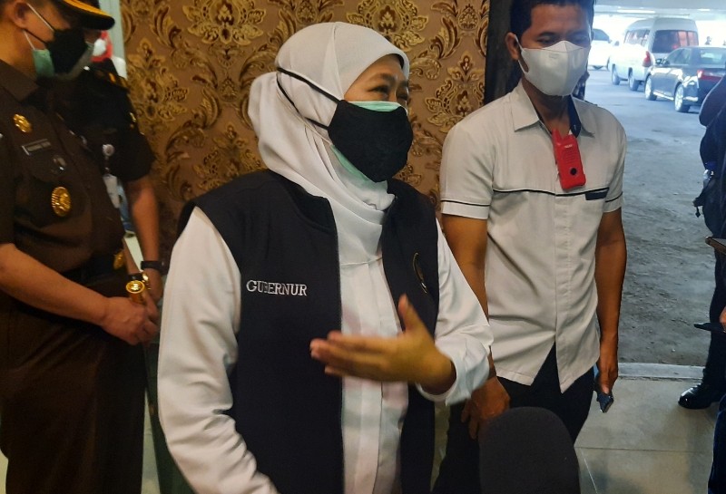 Gubernur Jawa Timur Khofifah Indar Parawansa ketika sidak serbuan vaksinasi di UNESA. (Foto: Alief Sambogo/Ngopibareng.id)