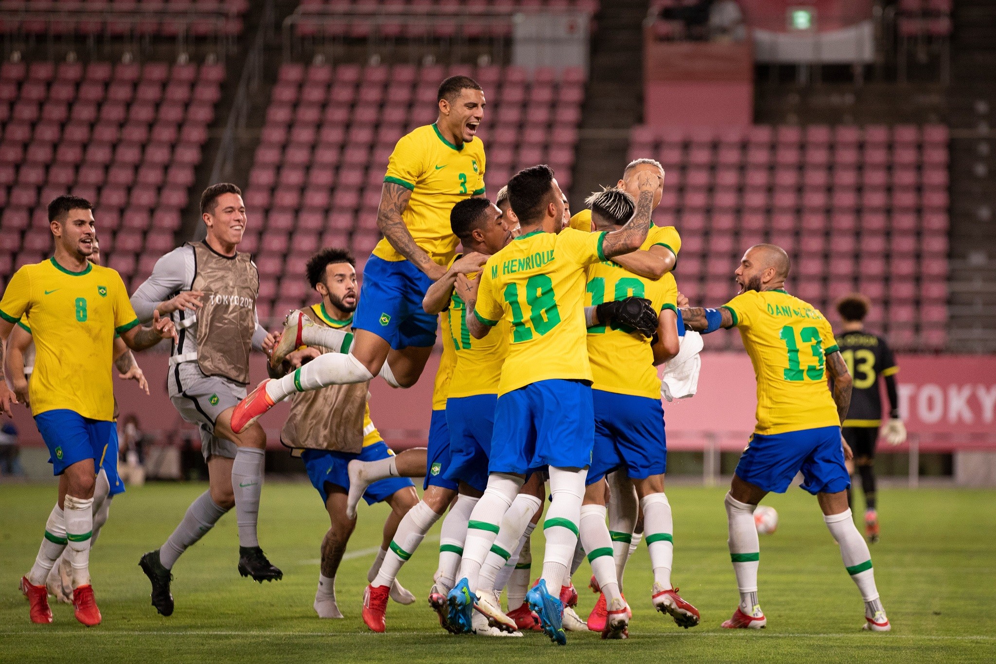 Para pemain timnas Brasil merayakan kelolosan mereka setelah menang atas Meksiko di semifinl, 3 Agustus 2021. (Foto: Istimewa)