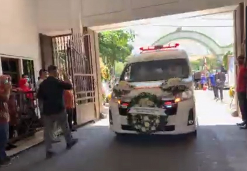 Ambulans mengantarkan jenazah Prof Hendrian ke TPU Keputih Surabaya khusus pasien Covid-19. (Foto: Istimewa)