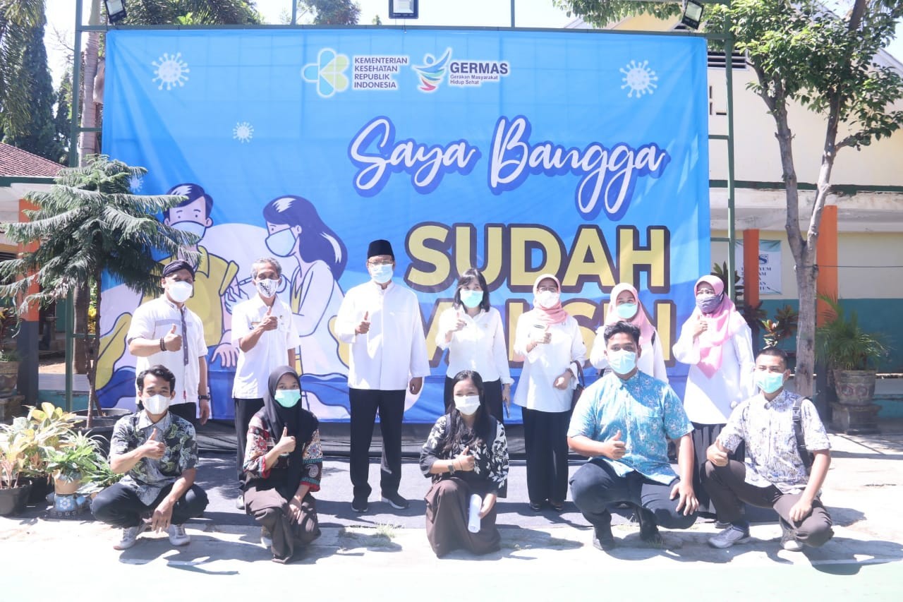 Walikota Pasuruan Saifullah Yusuf (Gus Ipul) bersama guru dan pelajar SMA di Kota Pasuruan sempatkan berpose di sela-sela vaksinasi. (Foto: Istimewa).