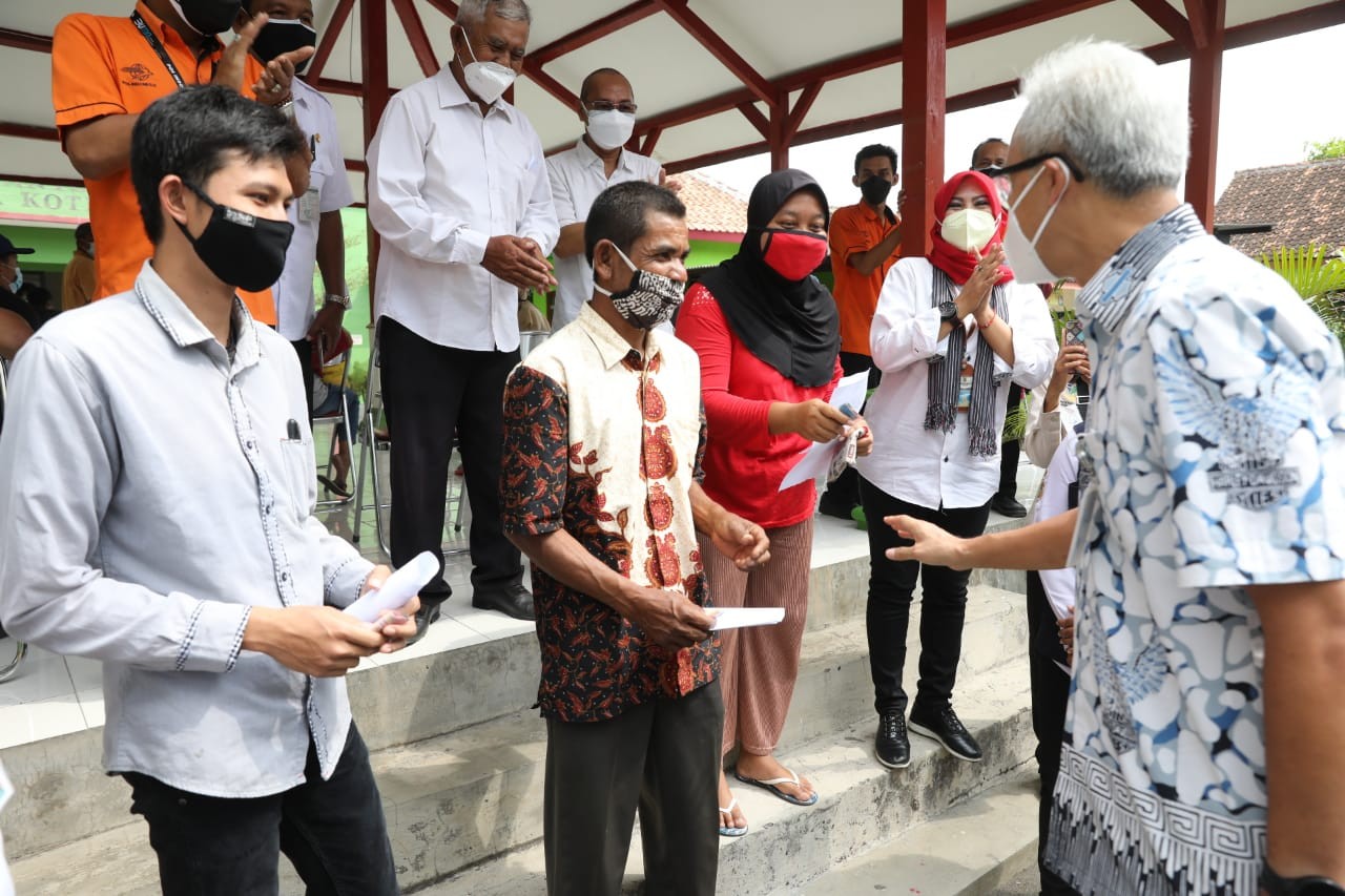 Gubernur Jawa Tengah Ganjar Pranowo cek pembagian BST, Rabu 4 Agustus 2021. (Foto: Istimewa)
