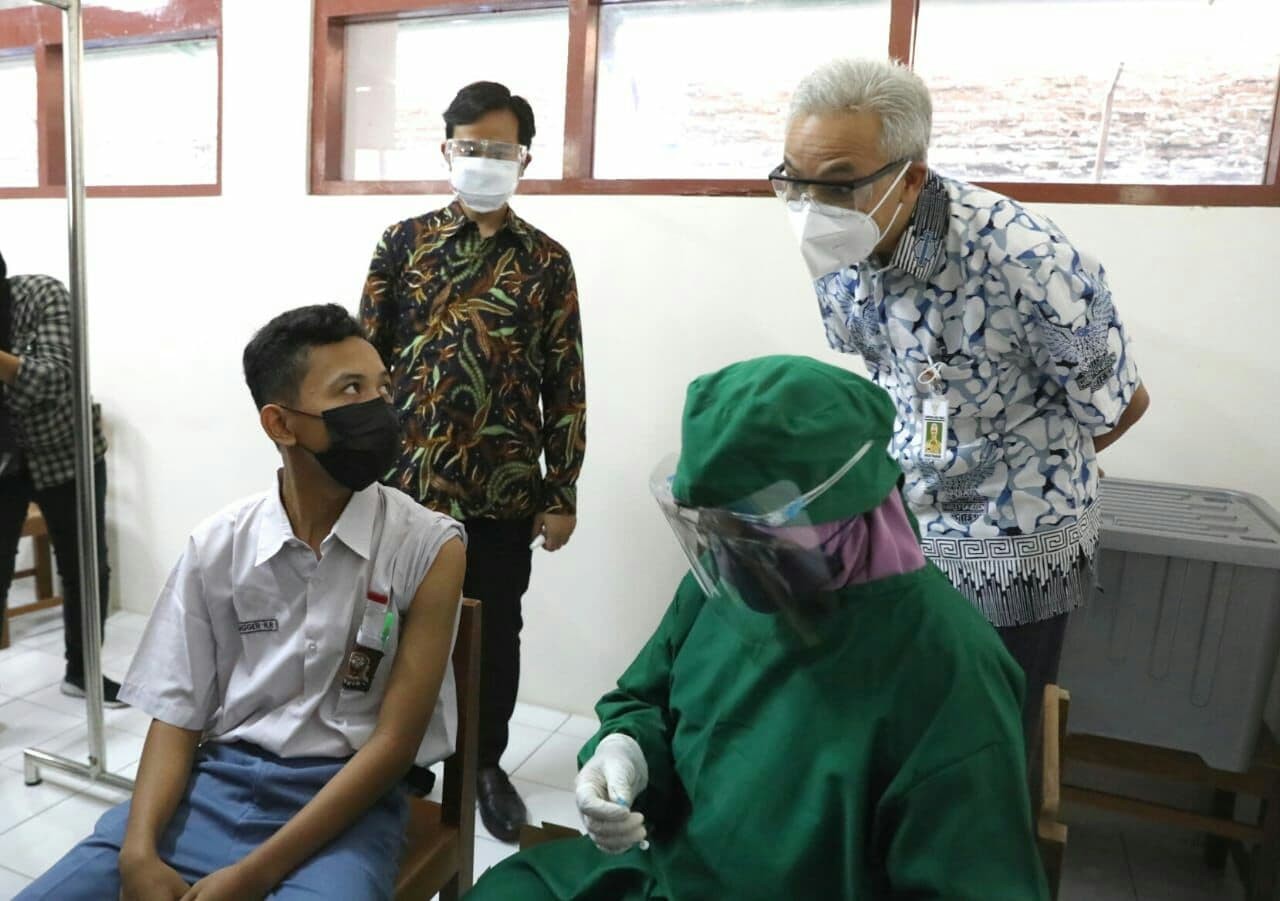 Gubernur Jawa Tengah Ganjar Pranowo melihat vaksinasi pelajar di Kota Solo. Pelajar yang tak mampu mendapat hadiah handphone. (Foto:ist)