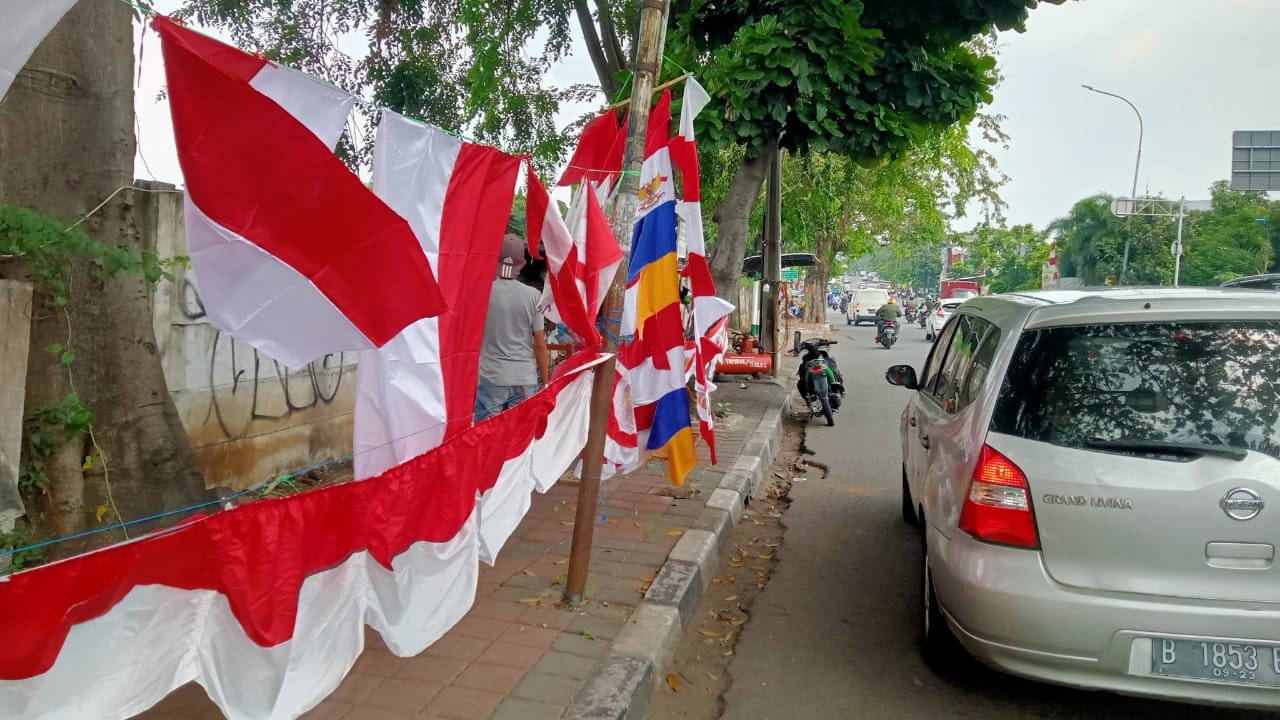 Pedagang bendera musiman di Jl Matraman Jakarta Timur ( foto:AsmanuSudarso/ngopibareng.id)
