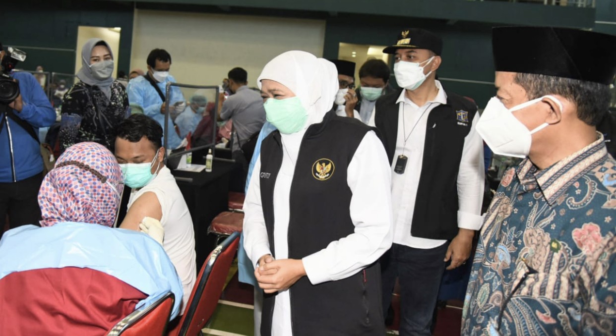 Gubernur Jatim, Khofifah Indar Parawansa saat tinjau vaksinasi massal di Uinsa. (Foto: Dok. Humas Pemprov Jatim)