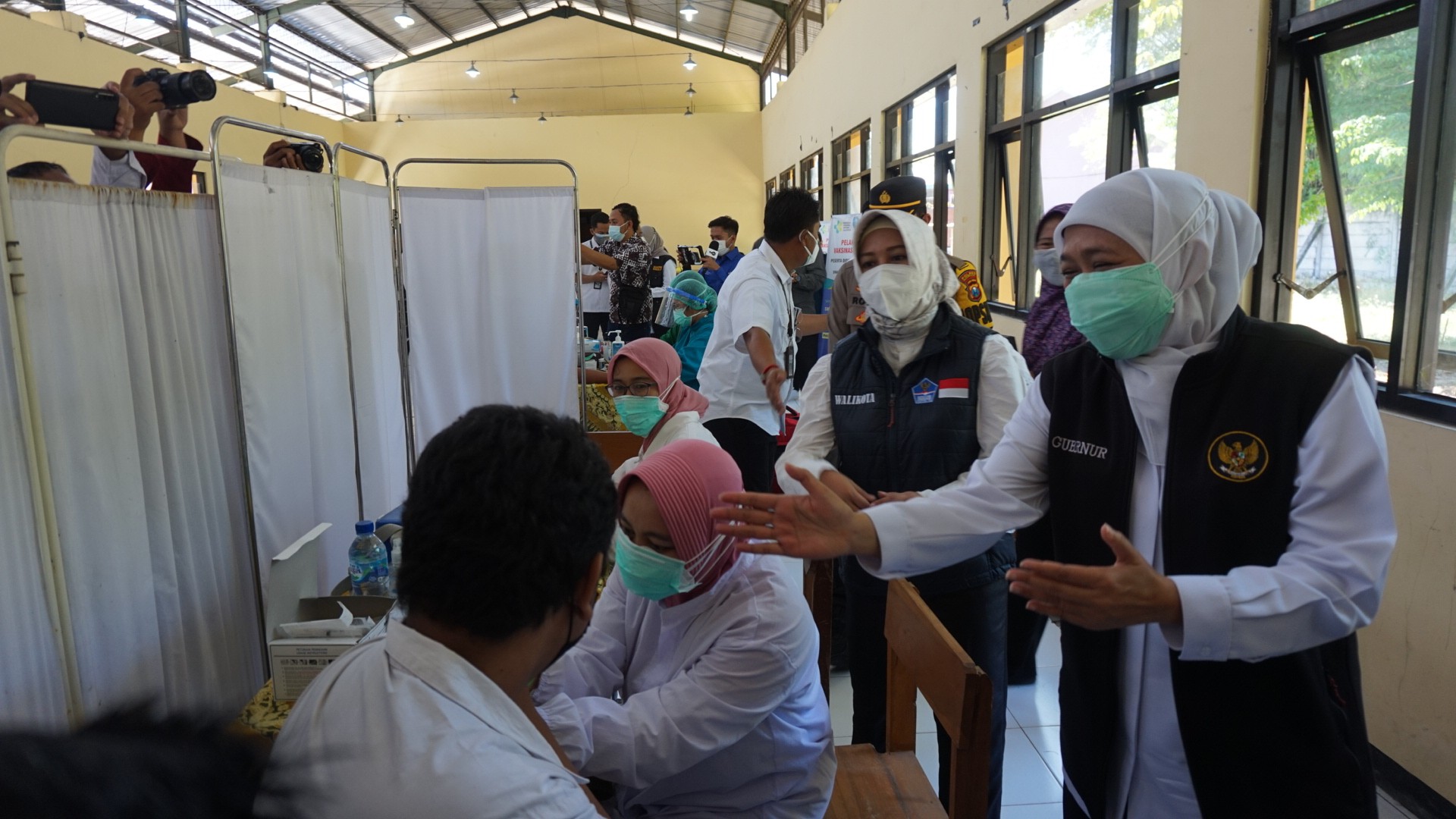 Gubernur Jatim didampingi Walikota Mojokerto saat meninjau vaksinasi pelajar.(Foto: Deni Lukmantara/Ngopibareng)