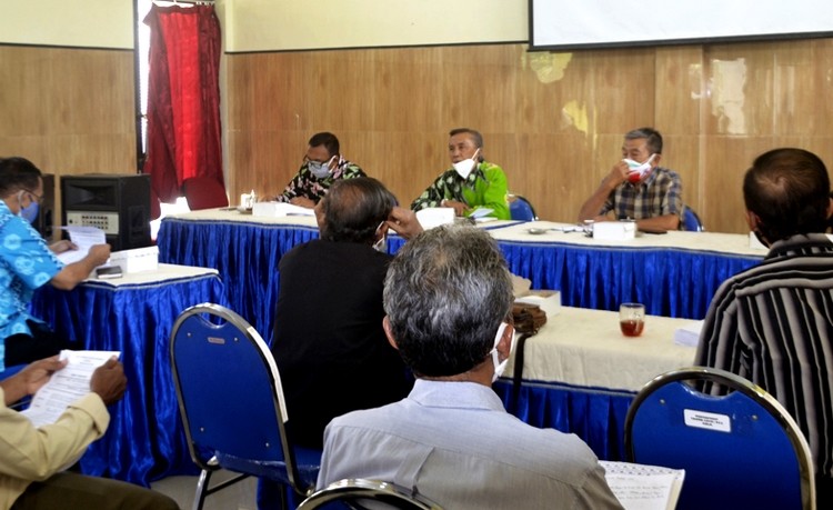 Ketua KONI Bondowoso Noer Soetjahjono (kanan) memimpin pertemuan internal perdana pengurus baru masa bhakti 2021-2025 dengan agenda menatap Porprov Jatim VII pada 2022. (foto: guido/Ngopibareng.id)