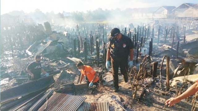 Warga mengais puing-puing rumah setelah lebih dari 30 rumah di Kelurahan Tumbang Rungan Kota Palangka Raya, Kalteng, hari Selasa kemarin terbakar habis. Kebakaran dipicu pasutri bertengkar. (Foto:Antara)