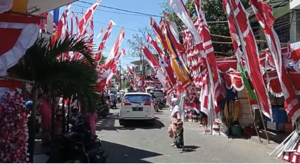 Penjual bendera di Jalan Darmokali (Foto: Andhi Dwi/Ngopibareng.id)