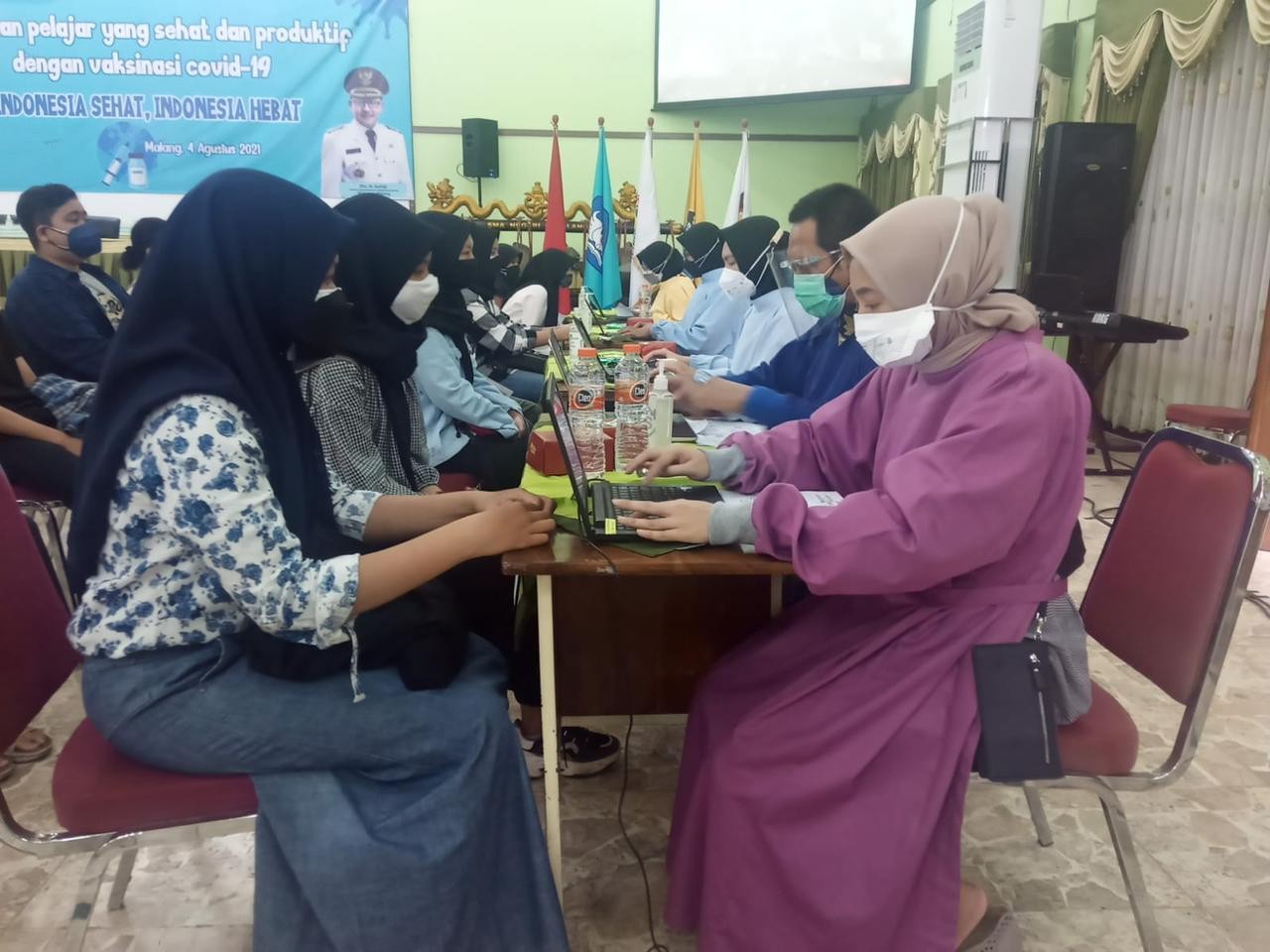 Proses vaksinasi SMAN 2 Kota Malang (Foto: Lalu Theo/ngopibareng.id)