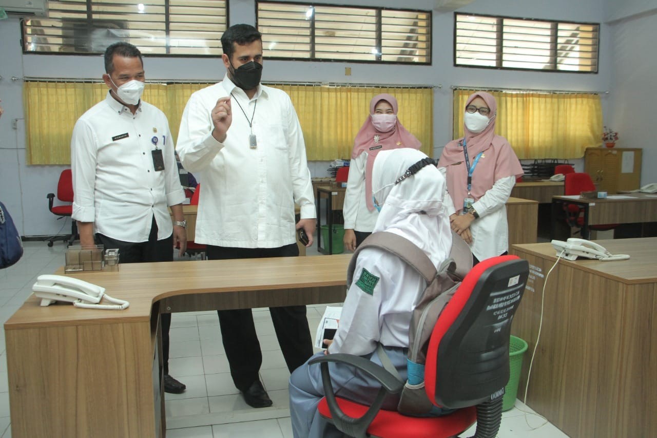 Walikota Hadi Zainal Abidin meninjau vaksinasi Covid-19 yang diikuti pelajar SMK Negeri 1 Probolinggo. (Foto: Ikhsan Mahmudi/Ngopibareng.id)