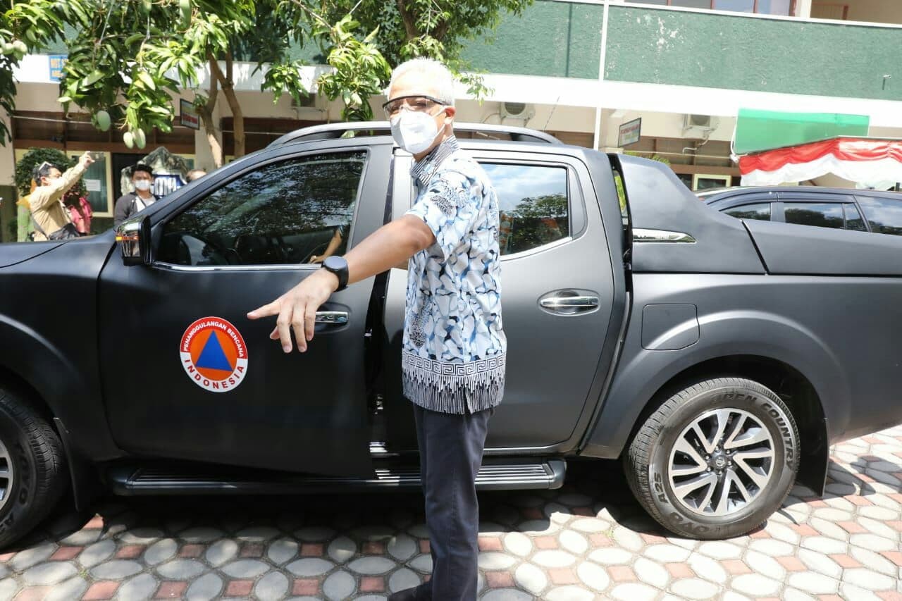 Gubernur Jawa Tengah Ganjar Pranowo sering terlihat menumpang mobil double cabin Nissan dibanding naik mobdin Toyota Innovanya. (Foto: Ist)