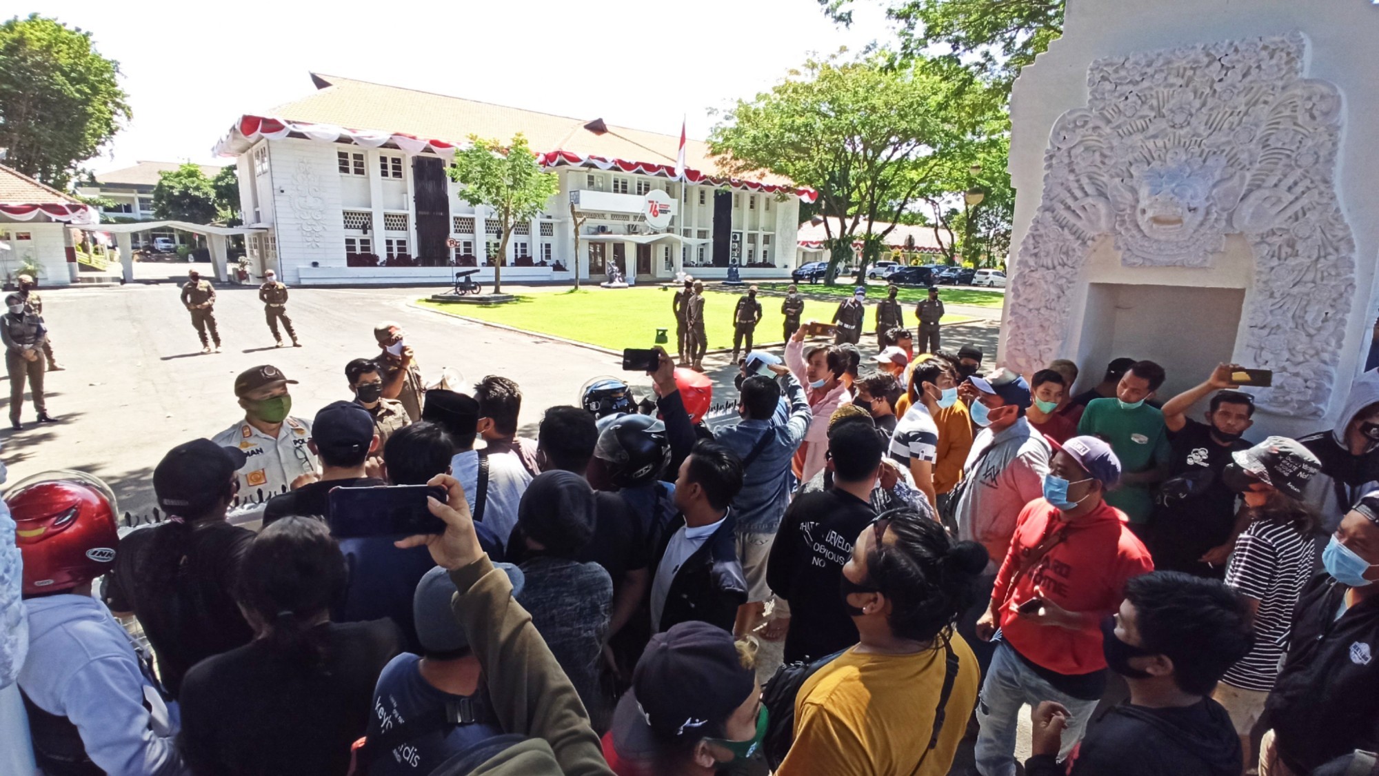 Para seniman melakukan unjuk rasa di depan kantor Bupati Banyuwangi untuk meminta solusi agar mereka bisa bekerja kembali (foto:Muh Hujaini/Ngopibareng.id)