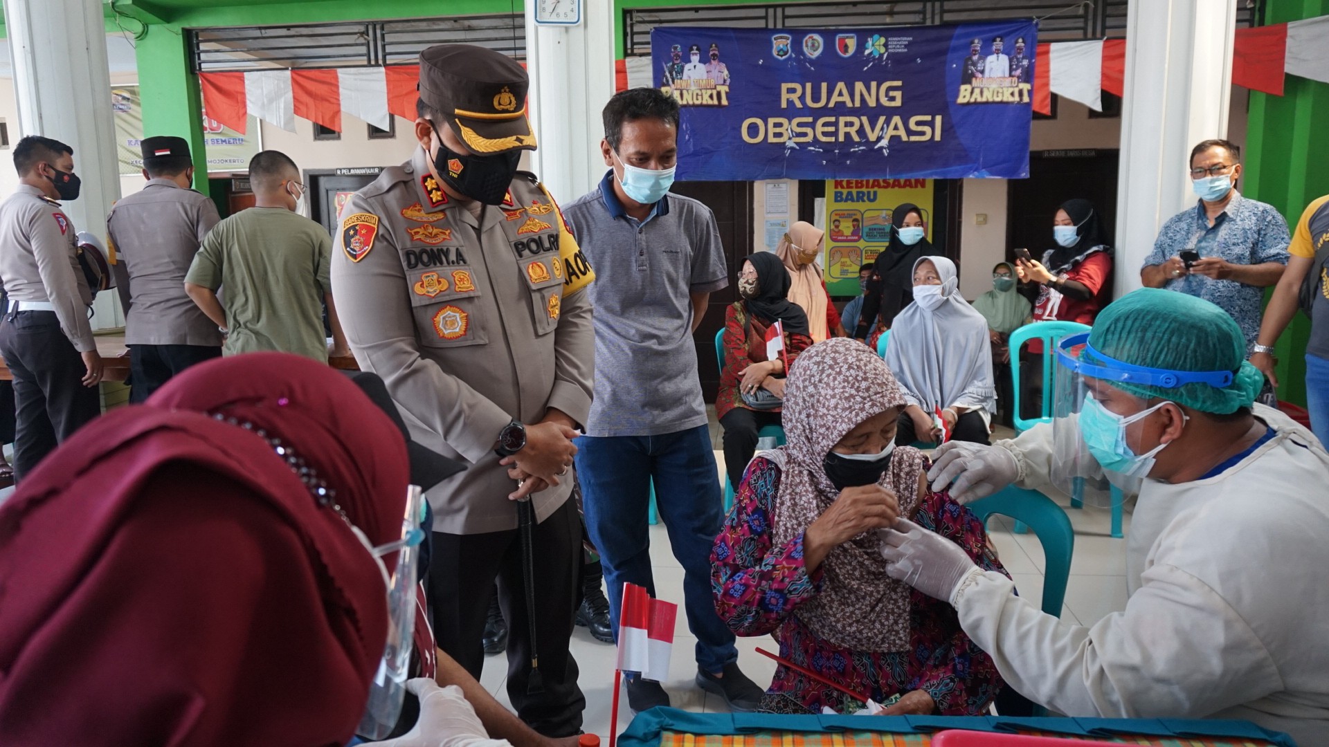 Pelaksanaan vaksin di gerai vaksinasi Merdeka Kecamatan Sooko, Mojokerto.(Foto: Deni Lukmantara/Ngopibareng)