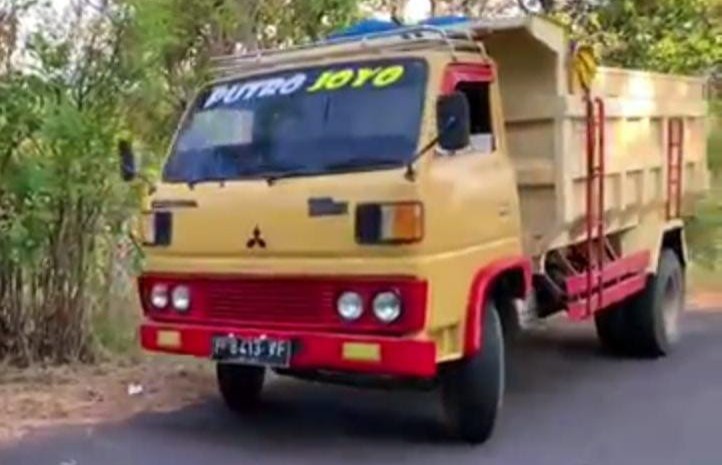 Dump truk milik Fandi yang hilang dibawa kabur dua orang yang berpura-pura akan menyewa truk tersebut (foto: istimewa)