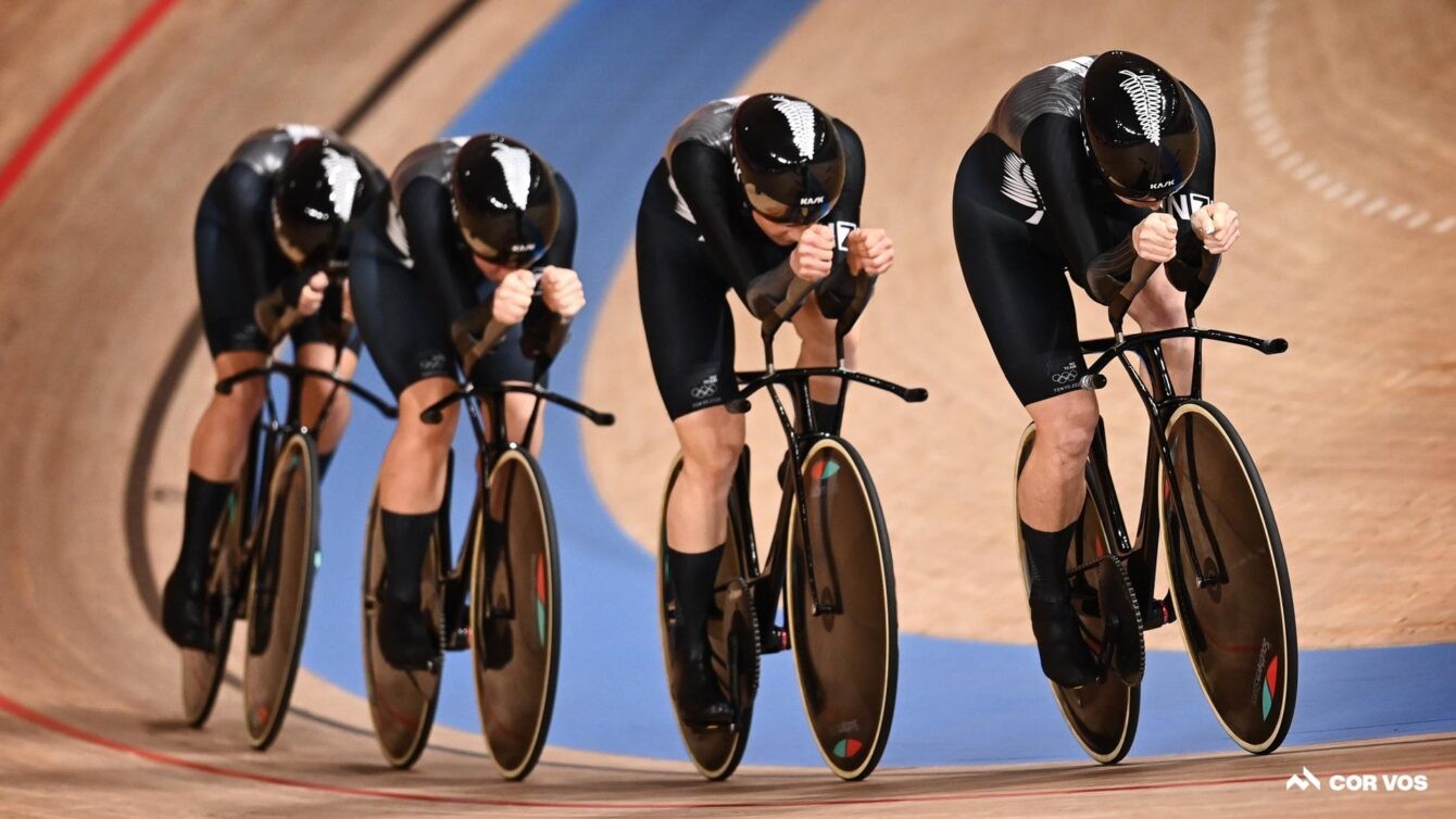 Pembalap sepeda track tim New Zealand yang tampil di Olimpiade Tokyo 2020 menggunakan skinsuit berbahan latex dari Champion System seharga 29 juta per buah.