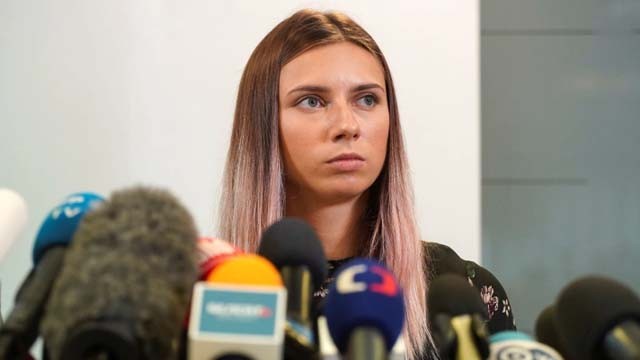 Krystsina Tsimanouskaya, 24 tahun, memberi keterangan kepada wartawan setibanya di Polandia, hari Kamis kemarin.(Foto: Reuters/AlJazeera)
