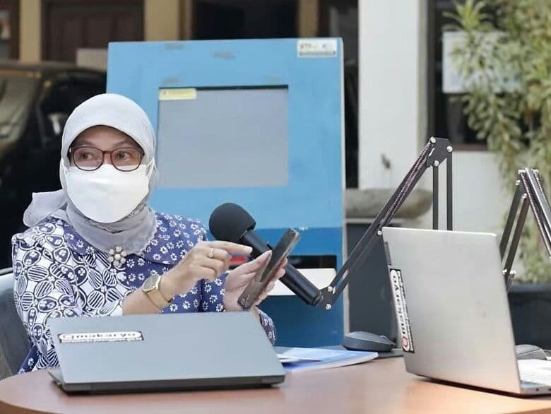 Kepala Dinas Tenaga Kerja dan Transmigrasi (Disnakertrans) Jateng Sakina Rosellasari memperkenalkan aplikasi lowongan kerja, E-Makaryo. (Foto: Ist)