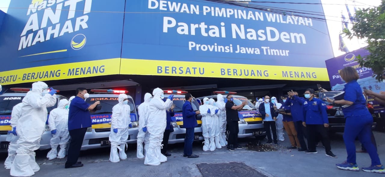DPW Partai NasDem Jatim melepaskan bantuan mobil ambulans di Kantor DPW NasDem Jatim, Surabaya, Jumat 6 Agustus 2021.