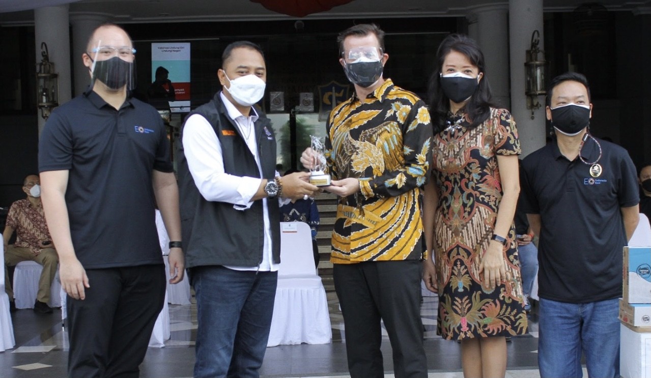 Walikota Eri Cahyadi secara simbolik menerima penyerahan bantuan dari Pengurus IABC Anthony Harsono, (Peter Sheehan Wakil Ketua IABC), dan Caroline Gondokusumo (Sekretaris Umum), dan Arief Budiman (Dewan Penasehat IABC East Java Chapter)
