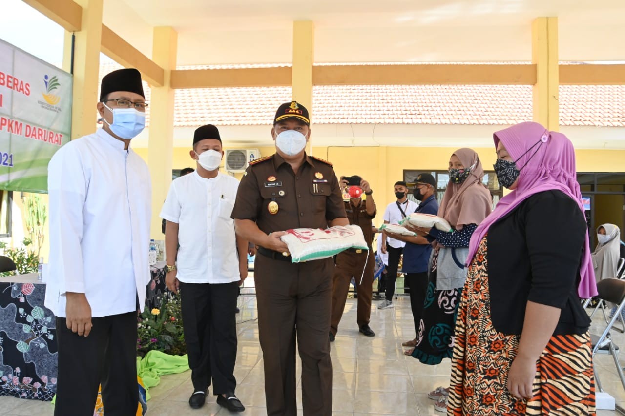 Secara simbolis, Kajari dan Walikota Pasuruan Saifullah Yusuf (Gus Ipul) memberikan bantuan di Kantor Kelurahan Bugul Lor, Jumat 6 Agustus 2021. (Foto: Istimewa)