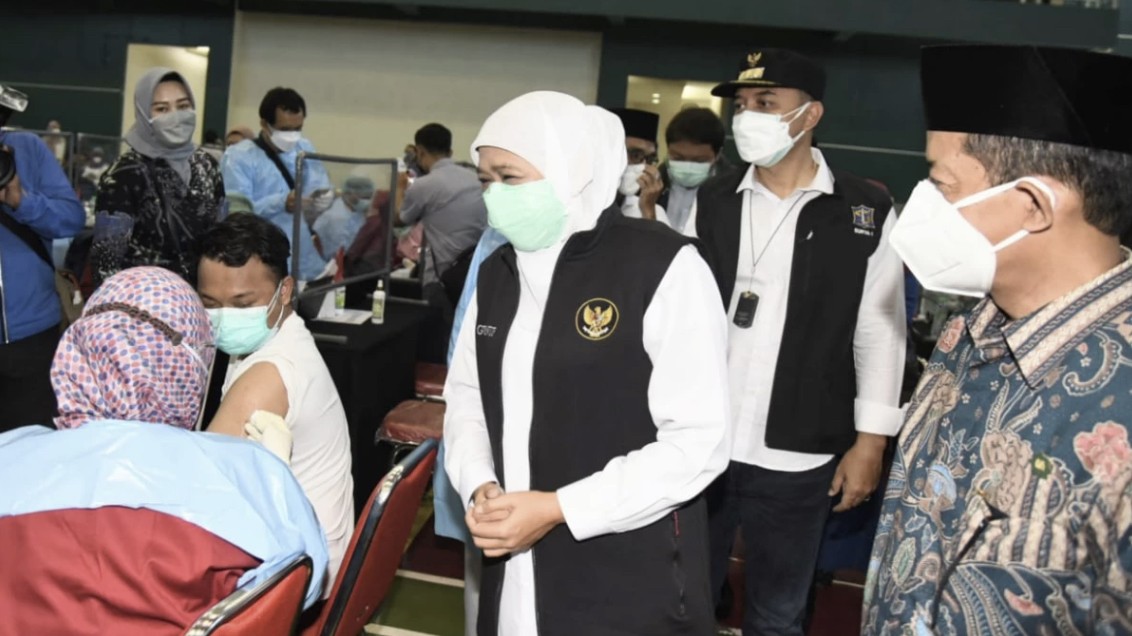 Gubernur Jatim, Khofifah Indar Parawansa saat tinjau vaksinasi massal di Uinsa. (Foto: Dok. Humas Pemprov Jatim)