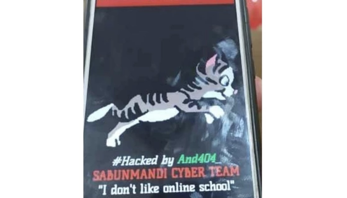 Tampilan kucing mungil "tolak sekolah online" sempat menghiasi website penanganan Covid-19 Pemprov Jatim, Kamis 5 Agustus 2021. (Foto: Istimewa)