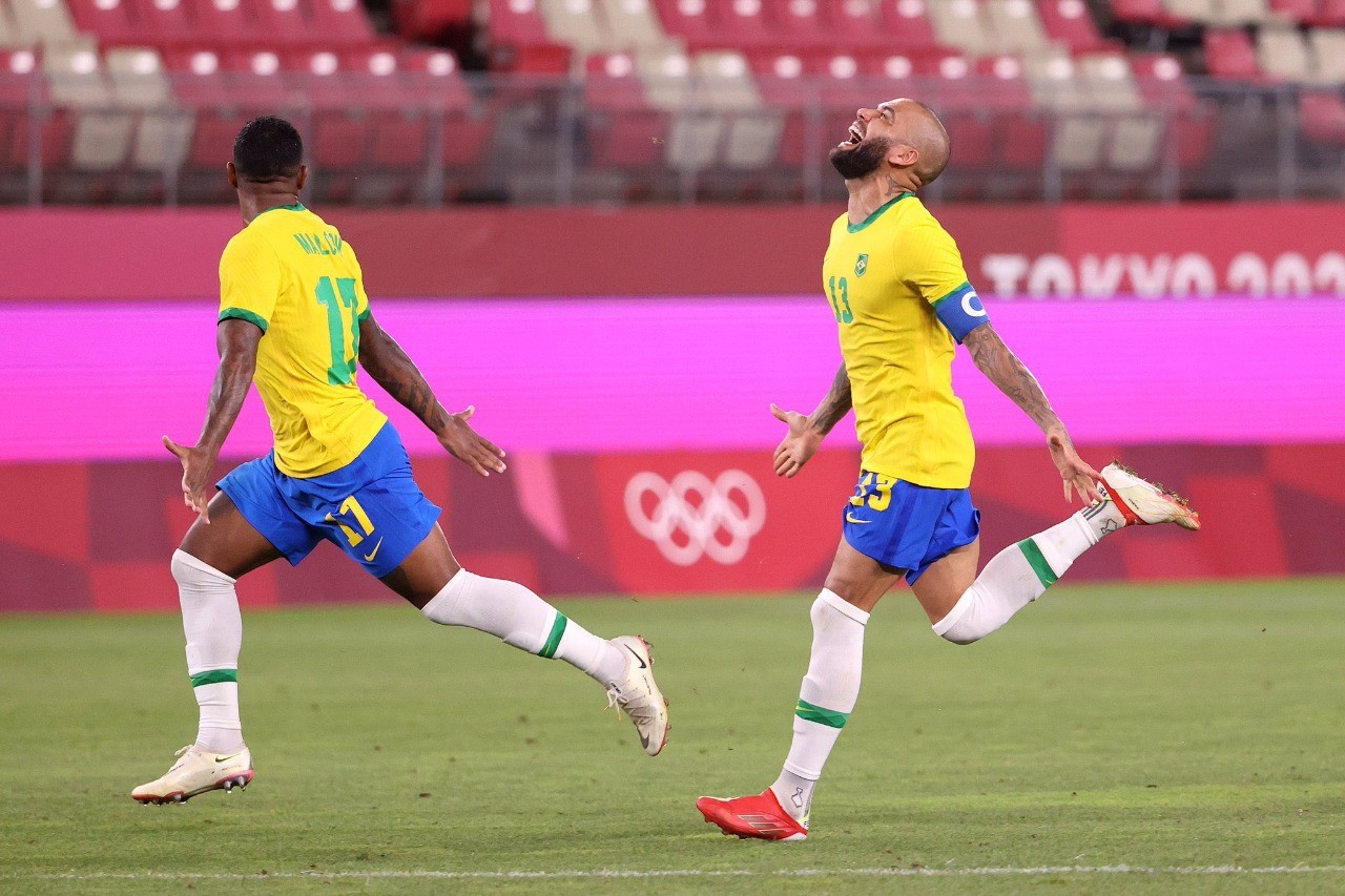 Dani Alves meluapkan kegembiraan usai mengalahkan Spanyol 2-1. Brasil meraih medali emas di Olimpiade Tokyo. (Foto: AP)