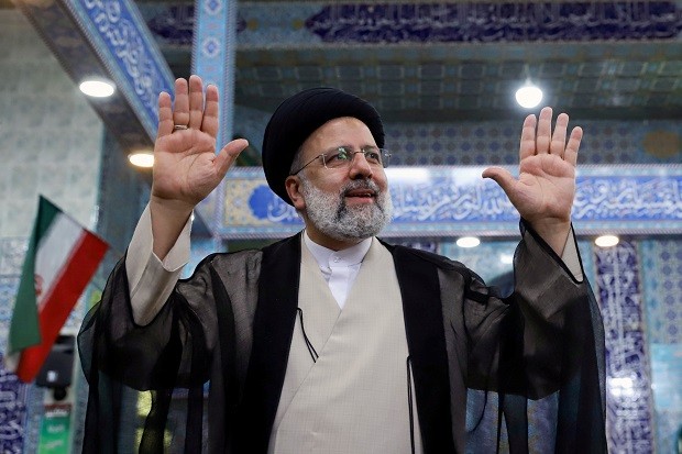 Ebrahim Raisi dilantik sebagai presiden kedelapan Republik Islam Iran, Kamis 5 Agustus 2021 waktu setempat. Pada upacara di parlemen, Raisi disumpah di atas Al-Quran. (Foto: Istimewa)