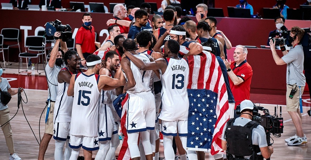Tim basket USA berpesta sesaat setelah memenangkan medali emas. (Foto: Istimewa)