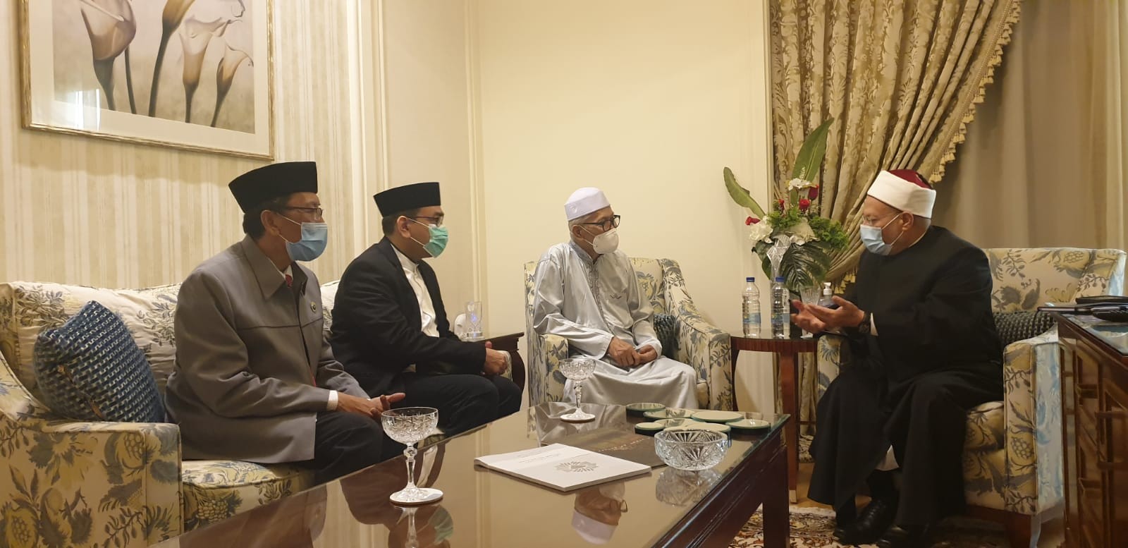 Mufti Agung Mesir Syeikh Shawki Ibrahim Allam bersama Delegasi MUI dipimpin KH Miftachul Akhyar di Kairo, Mesir. (Foto: istimewa)