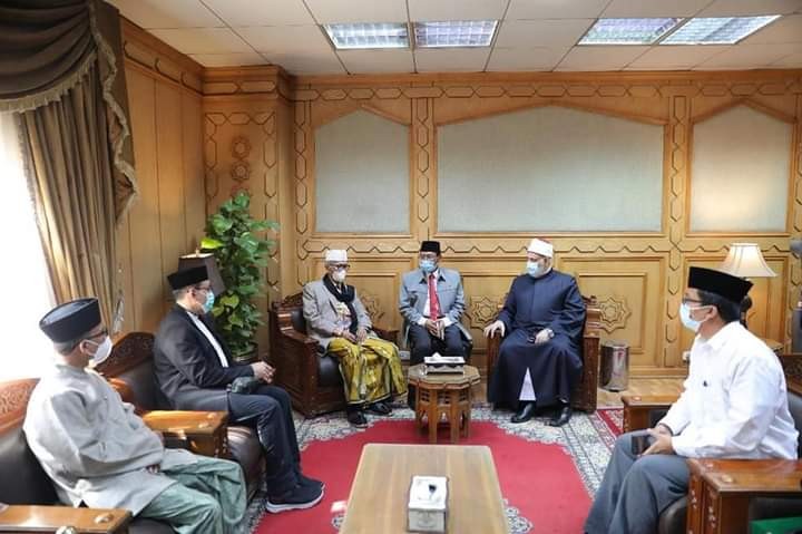 Deputi Grand Syekh Al-Azhar Mohammed Al-Dhuwainy bersama Delegasi MUI dipimpin KH Miftachul Akhyar di Kairo Mesir. (Foto: nur hidayat for Ngopibareng.id)