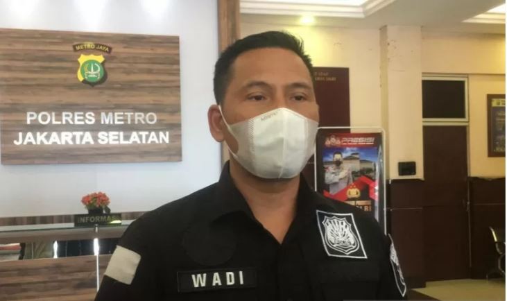 Kepala Satuan Reserse Narkoba Polres Metro Jakarta Selatan Ajun Komisaris Besar Polisi (AKBP) Wadi Sa'Bani saat memberikan keterangan. (Foto: Antara)