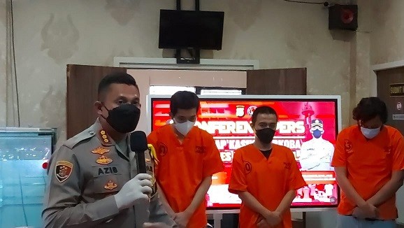 Rapper Derry NEO (kedua dari kiri) saat konferensi pers kasus narkoba di Polres Metro Jakarta Selatan. (Foto: Istimewa)