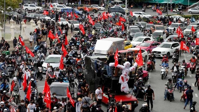 Demo para pemuda di Ibu Kota Bangkok, Thailand hari Sabtu kemarin, menuntut pengunduran diri PM Prayuth Chan-ocha yang dinilai gagal menangani pandemo Covid-19 dan kehancuran perekonomian. (Foto:Reuter/Al Jazeera)