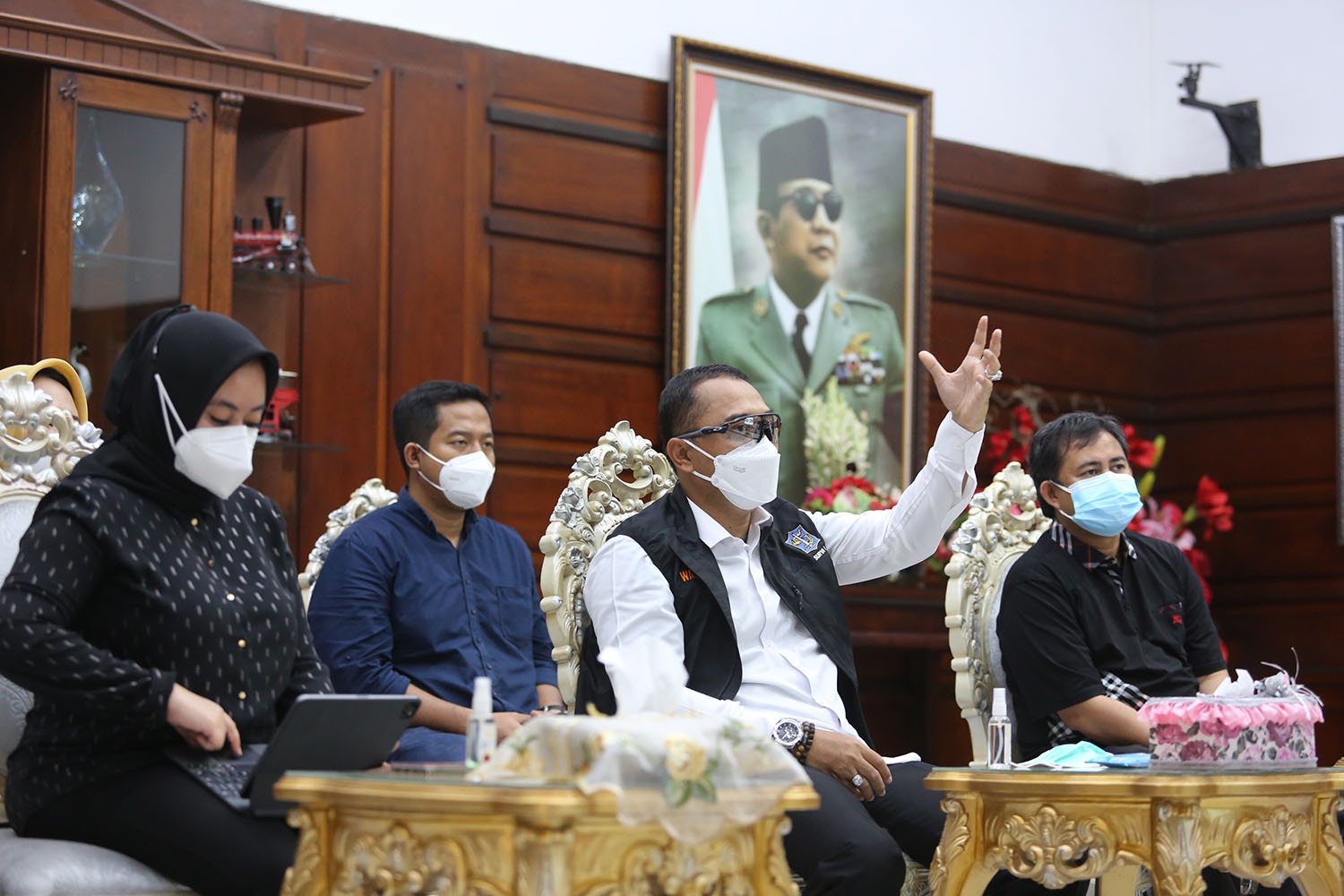 Walikota Surabaya, Eri Cahyadi saat memberi pengarahan ketika melakukan pertemuan virtual bersama dengan pendamping PKH dan pendamping BPNT. (Foto: Istimewa)