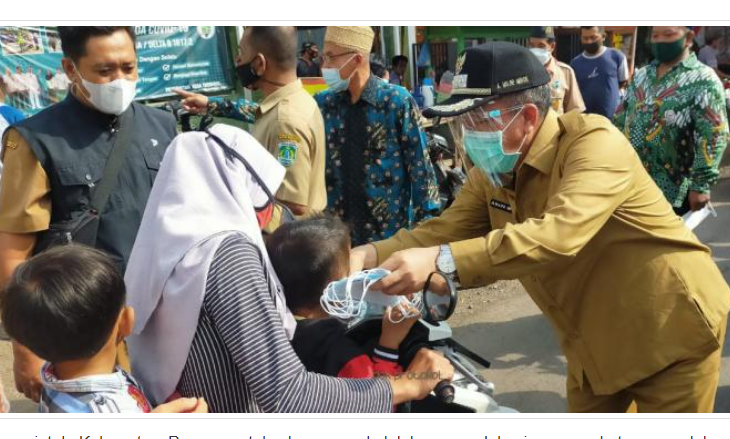 Wakil Bupati Pasuruan, KH Abdul Mujib Imron (Gus Mujib) membagikan ribuan masker dan pelindung wajah di sekitar Pasar Trewung, Pasuruan.