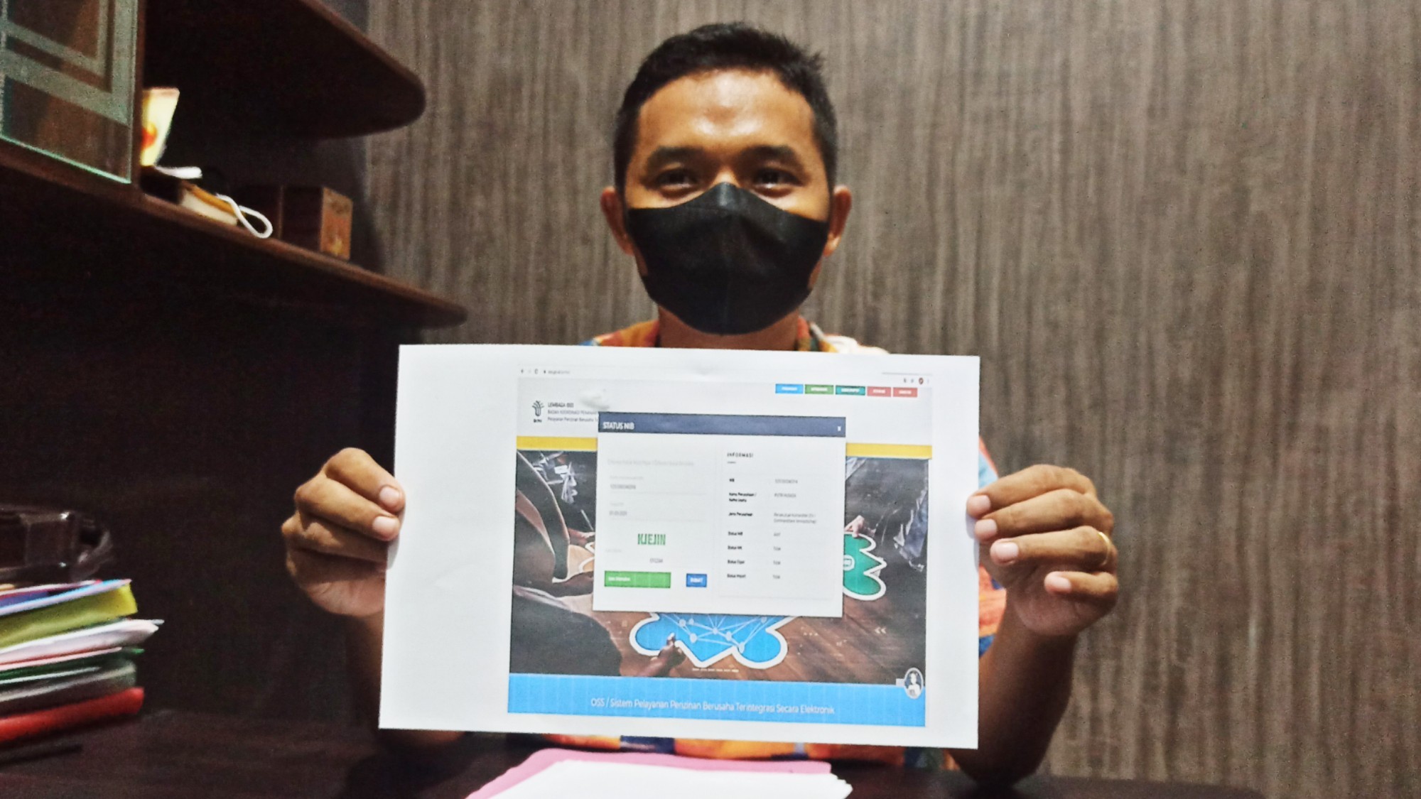 Eko Sutrisno menunjukkan bukti pendaftaran proses perpanjangan izin edar perusahaan jamu milik kliennya (Foto: Muh Hujaini/Ngopibareng.id)