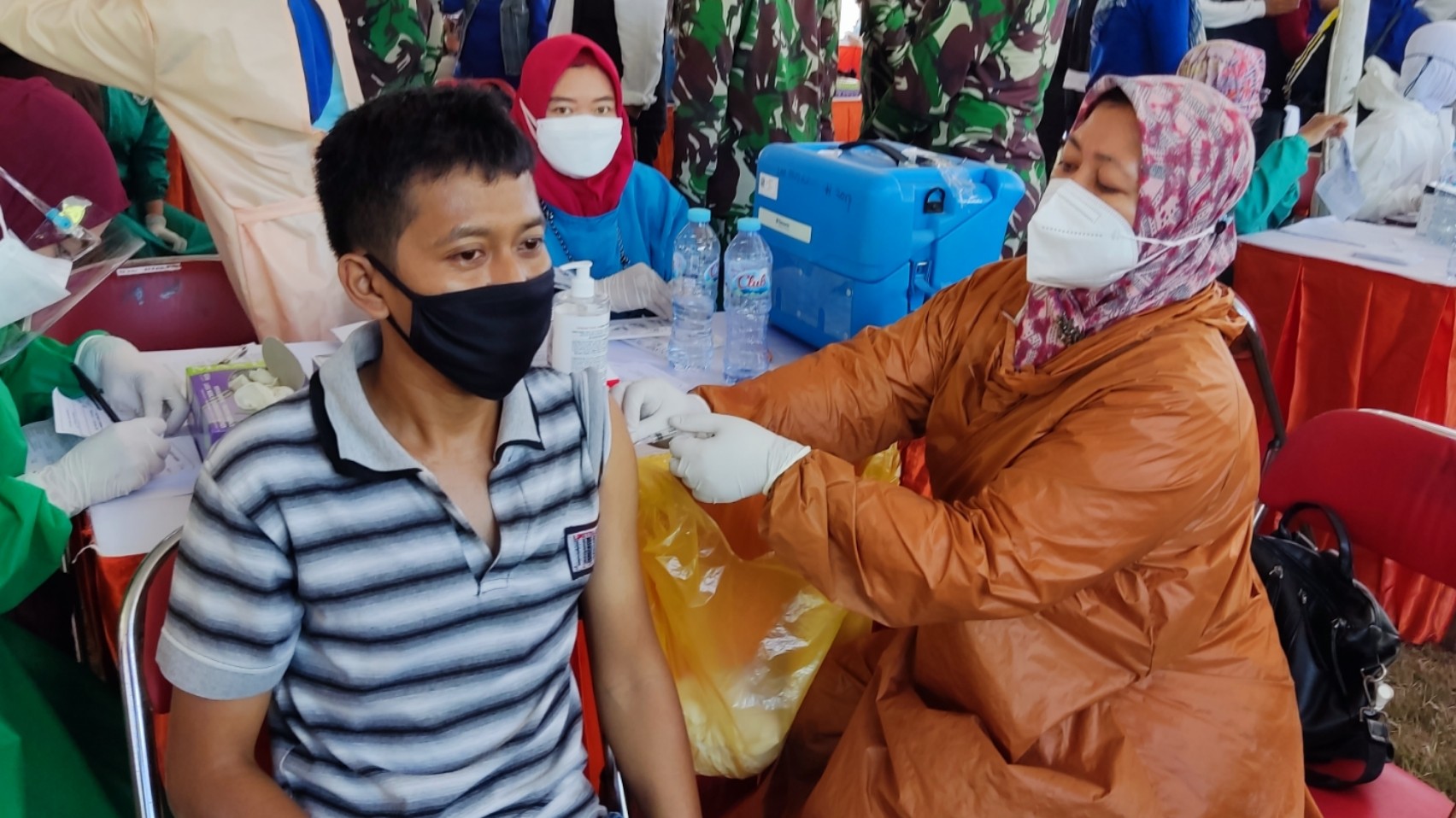 Vaksinasi dosis dua di Stadion Brawijaya, Surabaya, Senin 9 Agustus 2021. (Foto: Fariz Yarbo/Ngopibareng.id)