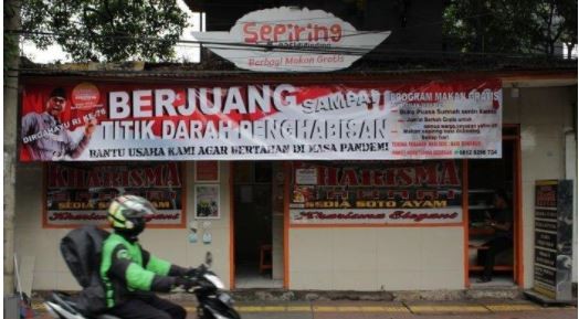Pengusaha warung Tegal di Jakarta ini ikut-ikutan sumbang 2T. (Foto: Trbunnews.com)