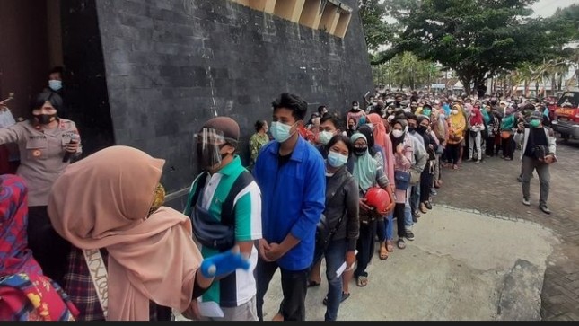 Antrean panjang untuk mengikuti vaksinasi di daerah Kabupaten Gunung Kidul DIY. (Foto: Istimewa)