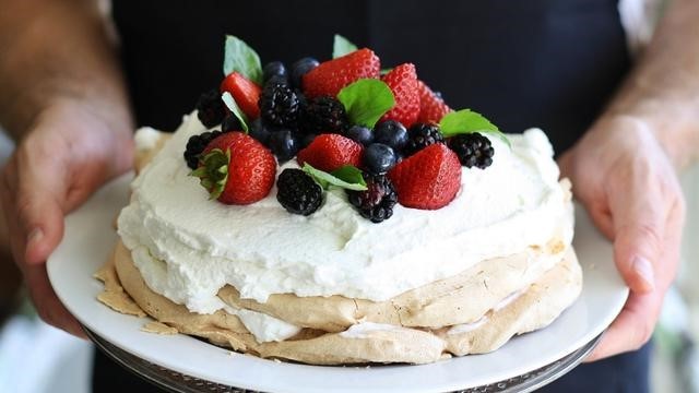 Ilustrasi whippped cream jadi hiasan kue ulang tahun. (Foto: Istimewa)