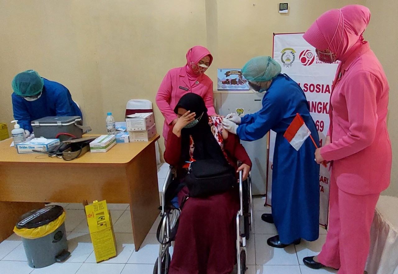Salah seorang penyandang disabilitas sedang menjalani vaksinasi di Faskes Tingkat I Klinik Pratama, Mapolresta Probolinggo. (Foto: Ikhsan Mahmudi/Ngopibareng.id)