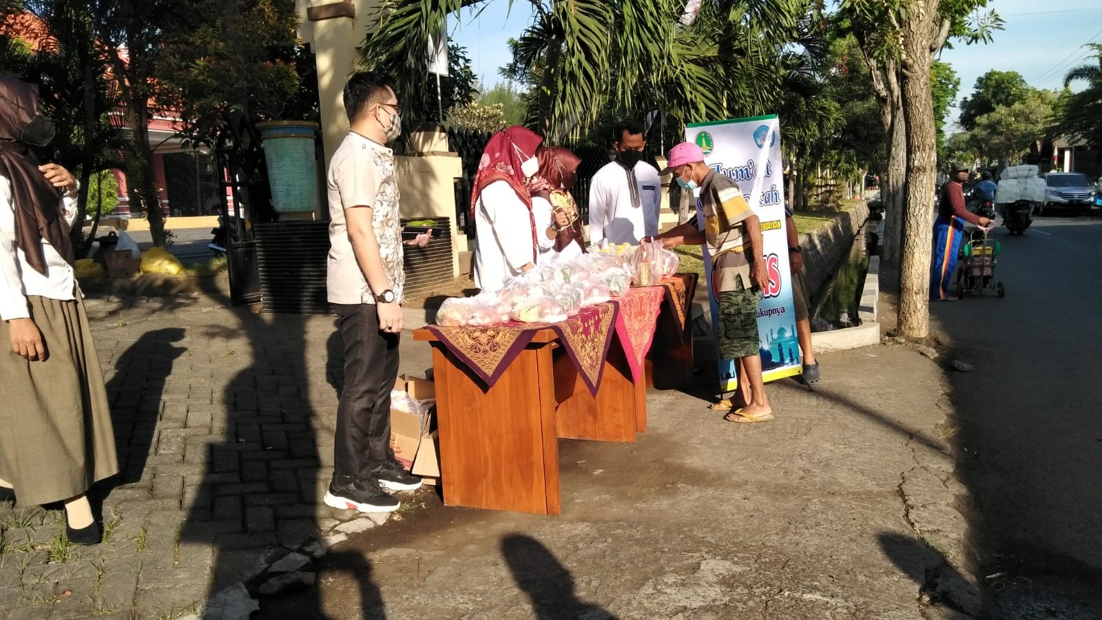 Salah satu perangkat daerah Kota Pasuruan membagikan bingkisan makanan pada warga. (Foto: Istimewa)
