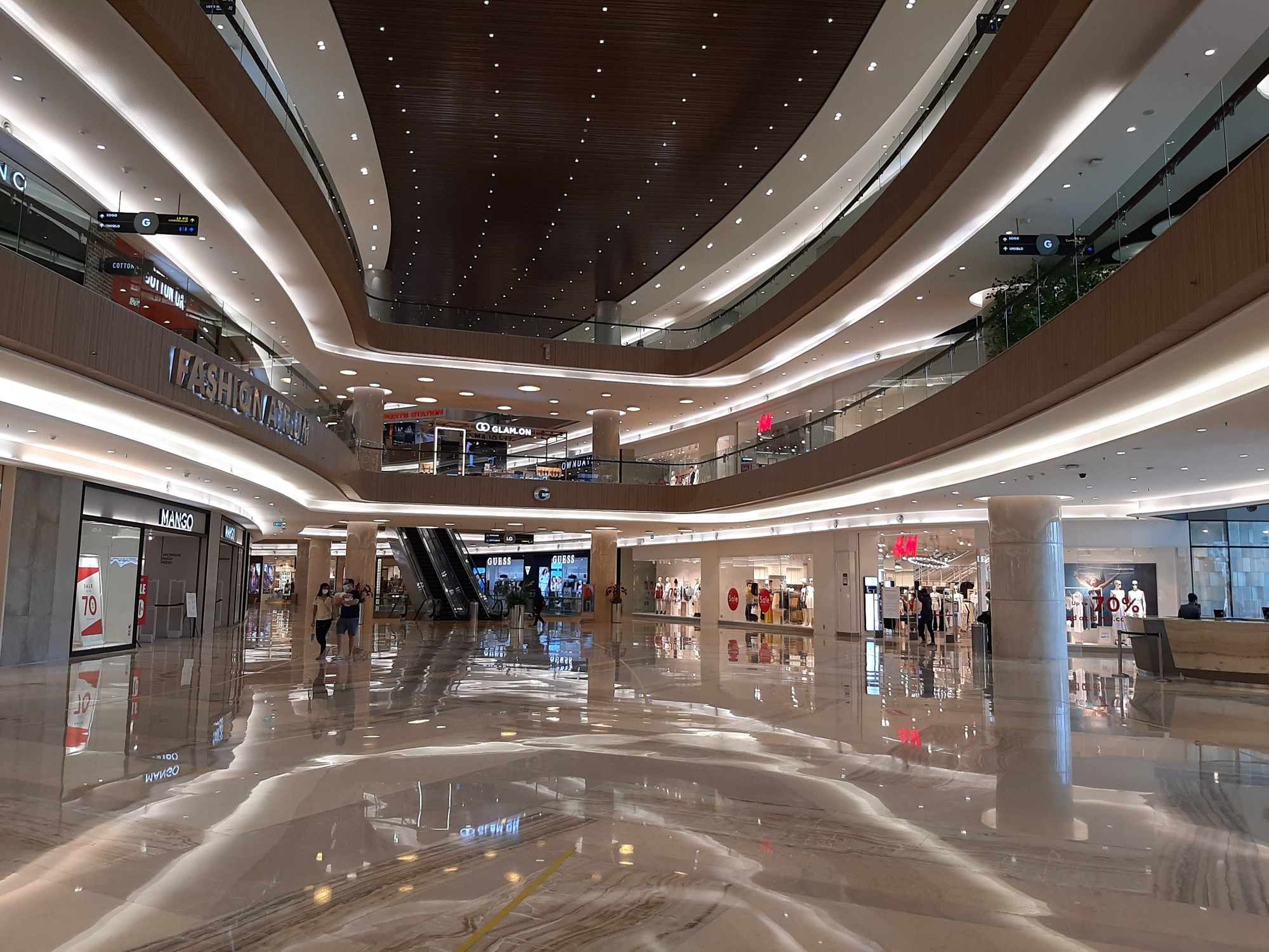Situasi Pakuwon Mall di hari pertama buka, Selasa 10 Agustus 2021. (Foto: Pita Sari/Ngopibareng.id)