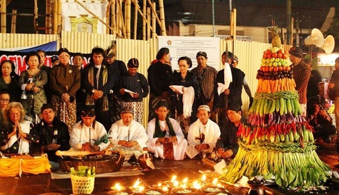 Ilustrasi ritual malam 1 Suro sebelum pandemi Covid-19 melanda Tanah Air. (Foto: Istimewa)