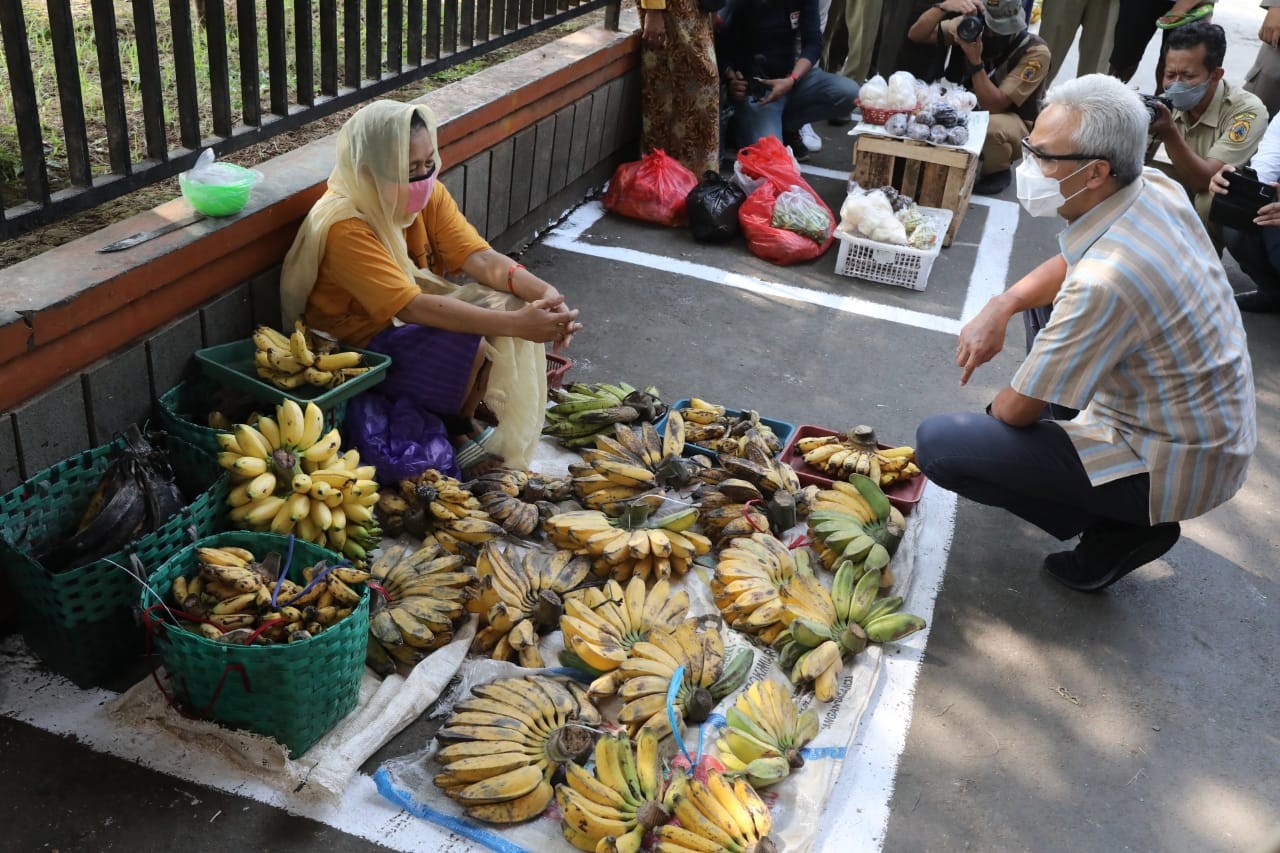 Gubernur Ganjar berbincang dengan pedagang buah di Pasar Puri Baru, Pati. (Foto: Jateng)